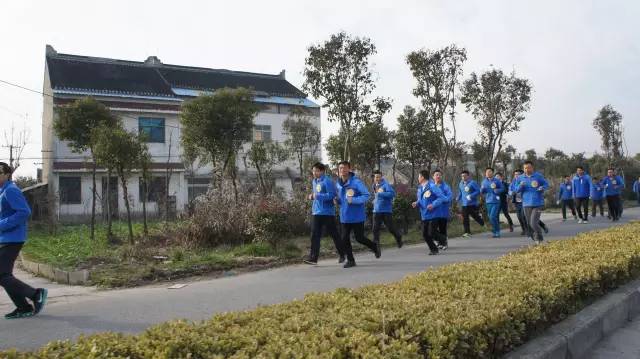 橡塑保温材料厂家销售员奔跑中